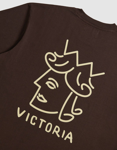 Victoria - Queenhead Logo S/S Tee [BROWN]